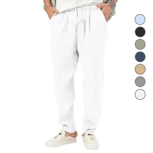 Weiße Herren Sommer-Leinen-Freizeithose mit lockerer Passform und Kordelzug am Bund.