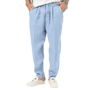 Gesamtansicht der hellblauen, lockeren Leinenhose für Herren mit Kordelzug am Model