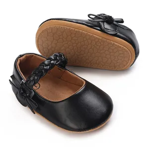 Detailansicht schwarzer Baby-Lauflernschuhe für Mädchen mit Gummisohle und Zopfband