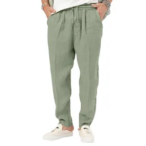 Nahaufnahme der salbeigrünen Leinenhose für Herren mit lockerer Passform und Kordelzug.