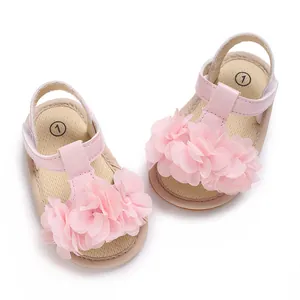 Vista superior de sandalias rosas para bebé con decoraciones de flores de gasa