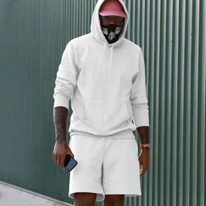 Conjunto de sudadera con capucha de felpa blanca y pantalones cortos para hombre.