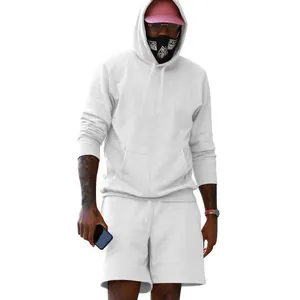 Modelo masculino que luce un conjunto de sudadera con capucha y pantalones cortos en vellón blanco.