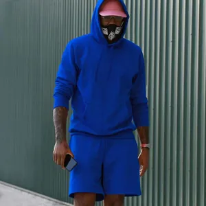 Detalle de ropa urbana para hombre con sudadera de forro polar azul brillante y pantalones.
