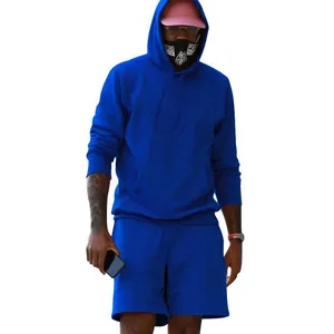 Primer plano de la sudadera con capucha de forro polar azul real y pantalones cortos de hombre