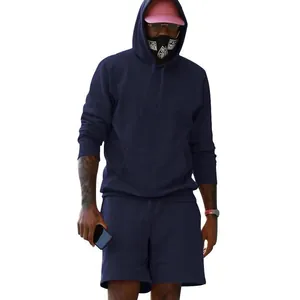 Detalle del conjunto de sudadera con capucha y pantalones cortos de forro polar azul marino.