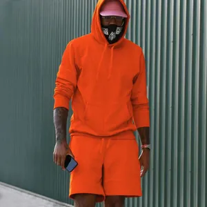 Conjunto de sudadera con capucha y pantalón corto de felpa naranja para hombre al aire libre