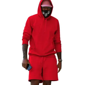 Detalle del conjunto deportivo de sudadera con capucha y pantalones cortos rojos
