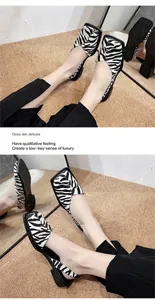 Vue détaillée du motif zébré sur des sandales plates slingback à bout carré pour femmes