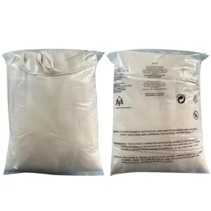 Detalle de sudadera de forro polar en bolsa con advertencias de seguridad multiidioma