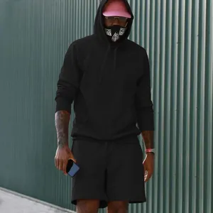 Vista detallada del conjunto de sudadera con capucha y pantalón corto para hombre