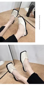 Détails des sandales plates beiges à bout carré présentées sous différents angles au miroir