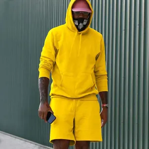 Conjunto sudadera con capucha y pantalones cortos forro polar amarillo para hombre street style