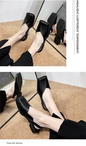Vue détaillée de sandales plates slingback noires à bout carré pour femmes élégantes