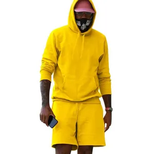 Conjunto amarillo de dos piezas para hombre con sudadera con capucha y pantalones cortos
