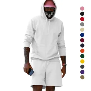 Vista detallada del conjunto de sudadera blanca con capucha y pantalón corto de felpa.