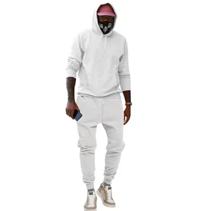 Vista completa de un chándal blanco con capucha para hombre con un estilo urbano y relajado.