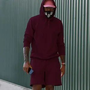 Modelo con un conjunto de sudadera con capucha y pantalones cortos de forro polar granate