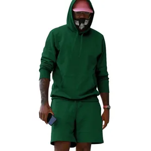 Detalle de cuerpo entero de un conjunto de sudadera con capucha verde oscuro y pantalones