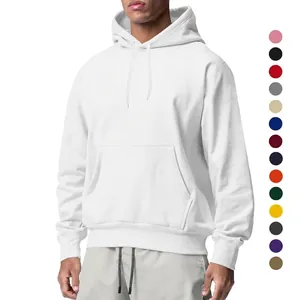 Detailweergave van witte fleece hoodie met kangoeroezak en verstelbaar trekkoord