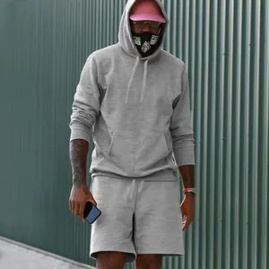 Primer plano de un conjunto de sudadera con capucha y pantalones cortos para hombre