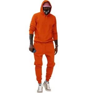 Elegante conjunto de chándal de forro polar con capucha naranja brillante para hombre moderno.