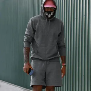 Conjunto urbano de hombre en vellón gris con sudadera con capucha y pantalones cortos en modelo