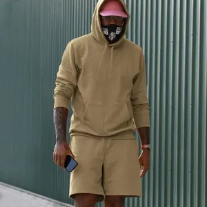 Conjunto de sudadera con capucha y pantalones cortos de forro polar caqui para hombre en modelo