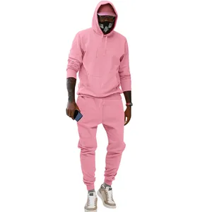 Detalle de conjunto de chándal rosa para hombre con sudadera y pantalón de forro polar