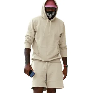 Vista detallada del conjunto de sudadera con capucha y pantalones cortos beige