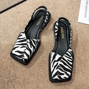 Sandales plates à imprimé zèbre avec bout carré et bride élastique pour femme en été