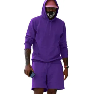 Detalle del conjunto de sudadera con capucha de felpa morada y shorts para hombre