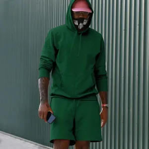 Modelo con conjunto de sudadera con capucha y pantalones cortos de forro polar verde