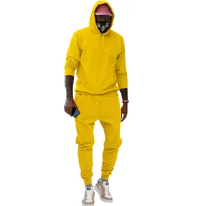 Vista completa de un chándal amarillo de felpa para hombre con sudadera y pantalón.