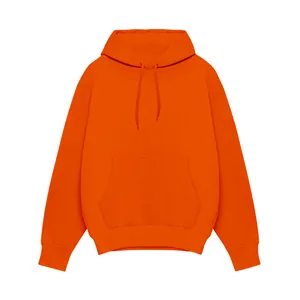 Gedetailleerd vooraanzicht van een helderoranje effen hoodie met kangoeroezak
