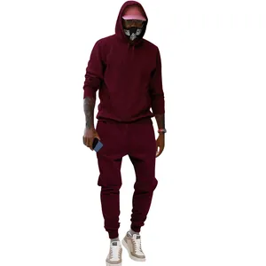 Vista completa de un conjunto de chándal granate con capucha para hombre, estilo urbano.