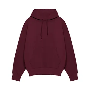 Gedetailleerd overzicht van een bordeauxrode hoodie met kangoeroezak en trekkoorden.