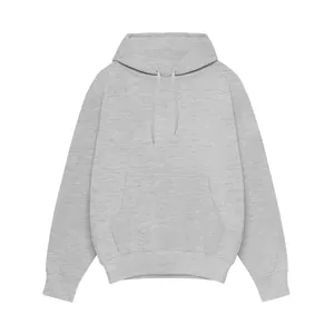 Vooraanzicht van een dikke grijze hoodie met capuchon, kangoeroezak en trekkoorddetails.