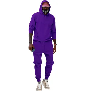 Vista detallada del chándal morado para hombre con sudadera con capucha y pantalón jogger.