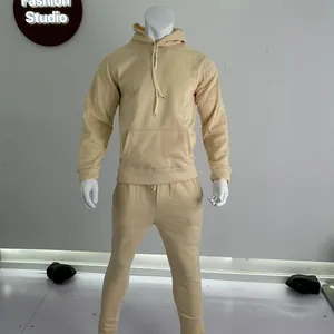 Vista detallada del conjunto de chándal de forro polar beige para hombre con capucha