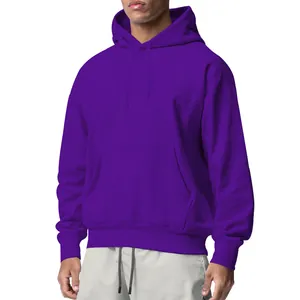 Paarse heren fleece sport hoodie sweatshirt met trekkoord capuchon en kangoeroezak.