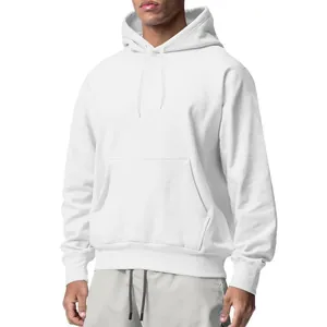 Détail d'un sweat à capuche en polaire blanche pour homme avec poche kangourou