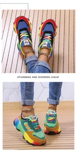 Dettaglio ravvicinato di scarpe da ginnastica con suola arcobaleno e tomaia in maglia.