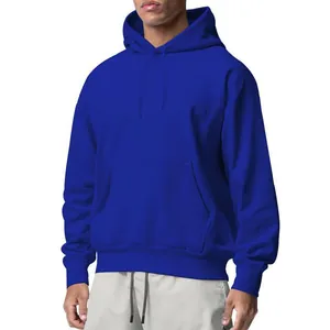 Détail rapproché du sweat à capuche de sport en polaire bleu roi pour homme et texture