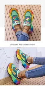 Dettaglio di sneakers da donna con suola arcobaleno e tomaia in mesh traspirante trendy.