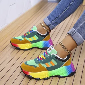 Sneaker colorate con suola platform arcobaleno e lacci a righe alla moda da donna