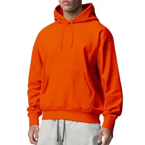 Détail d'un sweat à capuche en polaire orange vif pour homme avec poche kangourou