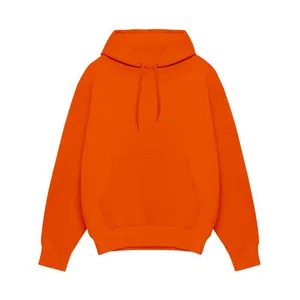 Vue de face détaillée d'un sweat à capuche en polaire orange pour homme avec cordon