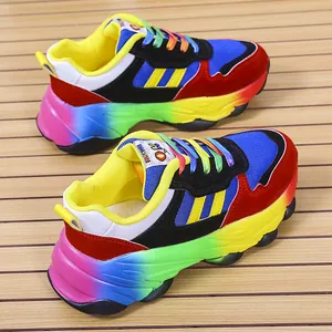 Primo piano di sneakers arcobaleno con mesh traspirante e dettagli in finto camoscio