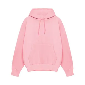 Détail du sweat à capuche rose en polaire montrant la texture et la poche kangourou